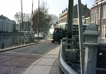 803599 Gezicht op de Vaaltbrug over de Biltsche Grift te Utrecht, met daarachter de Weerdsingel O.Z. en links de ...